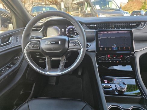 Used 2024 Jeep Grand Cherokee Limited w/ Black Appearance Package image 10