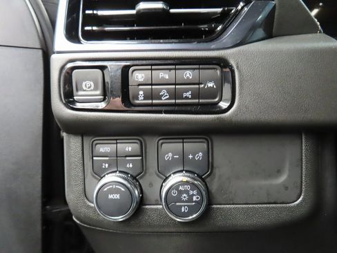 Used 2025 GMC Yukon XL AT4 w/ AT4 Premium Package image 46