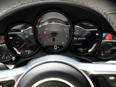 Used 2019 Porsche 911 Cabriolet image 28