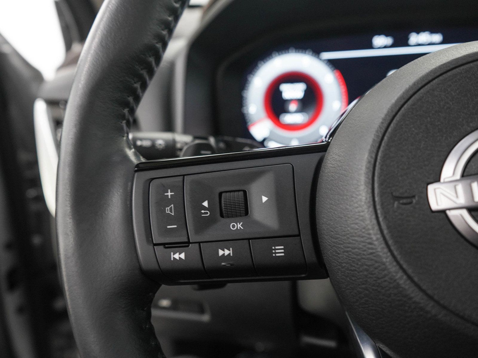 Used 2022 Nissan Rogue Platinum w/ Head-Up Display Package AWD/4WD image 27