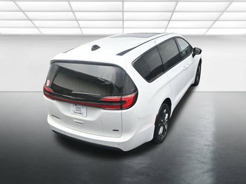 New 2026 Chrysler Pacifica Select image 16