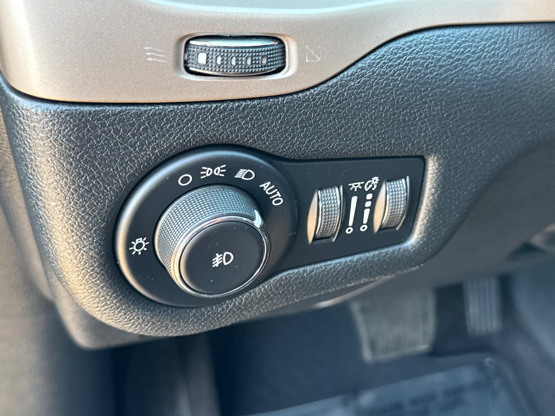 Used 2017 Jeep Cherokee Latitude FWD image 20