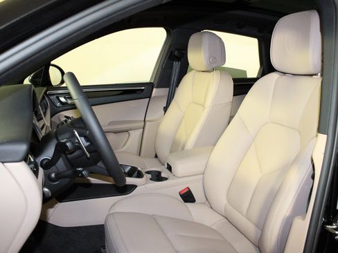 Used 2025 Porsche Macan image 5