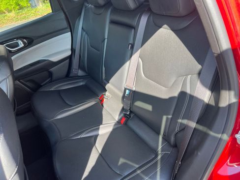 Used 2025 Jeep Compass Limited image 33