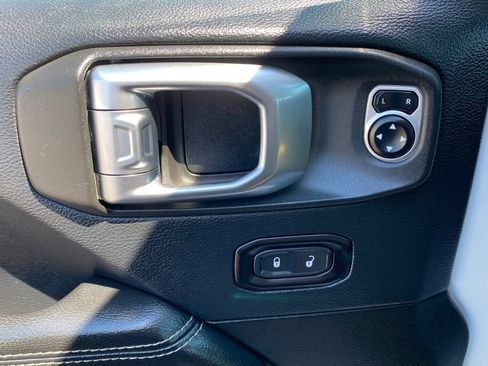 Used 2018 Jeep Wrangler Unlimited Sahara AWD/4WD image 15