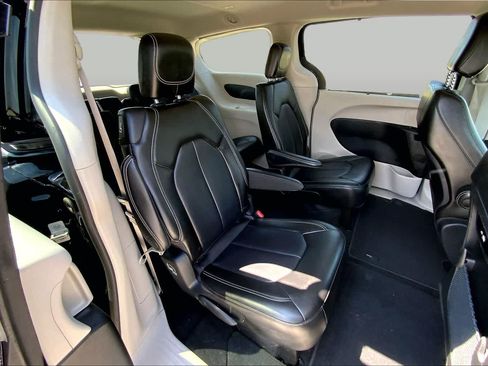 Used 2024 Chrysler Pacifica Touring-L FWD image 19