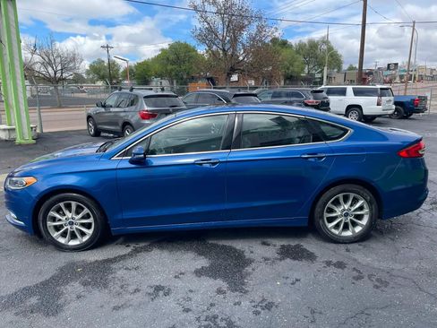 Used 2017 Ford Fusion SE w/ Fusion SE Technology Package FWD image 5