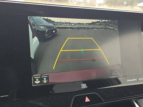 Used 2021 Toyota Venza image 10