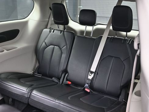 Used 2024 Chrysler Pacifica Touring-L image 32