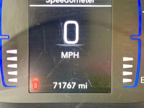 Used 2020 Chrysler Voyager L FWD image 20
