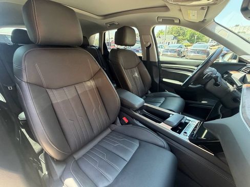 Used 2019 Audi e-tron Prestige w/ Prestige Package AWD/4WD image 4