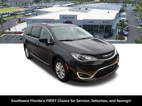 Used 2018 Chrysler Pacifica Touring-L FWD image 2