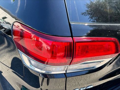 Used 2021 Jeep Grand Cherokee Laredo X AWD/4WD image 26