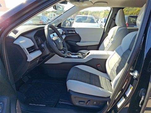 New 2025 Mitsubishi Outlander SE image 6