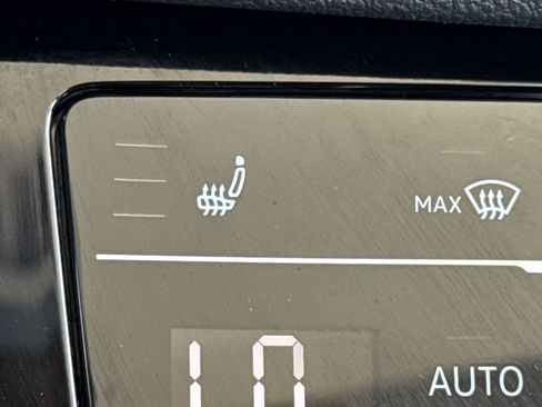 Certified 2025 Volkswagen Jetta SE FWD image 13