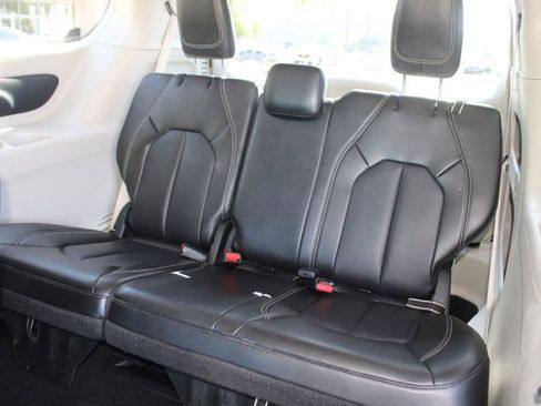 Used 2024 Chrysler Pacifica Touring-L FWD image 11