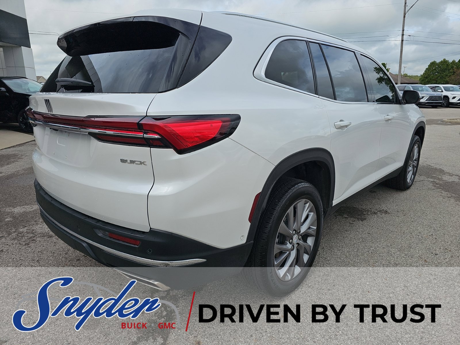 Used 2025 Buick Enclave Preferred w/ Super Cruise Package FWD image 7