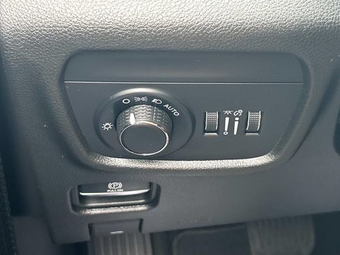 Used 2025 Jeep Grand Cherokee Altitude RWD image 39