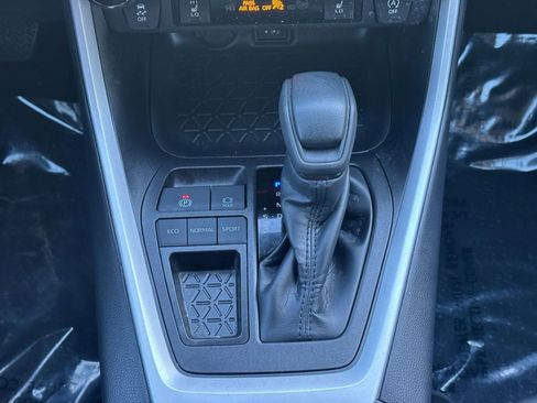 Used 2025 Toyota RAV4 XLE image 37