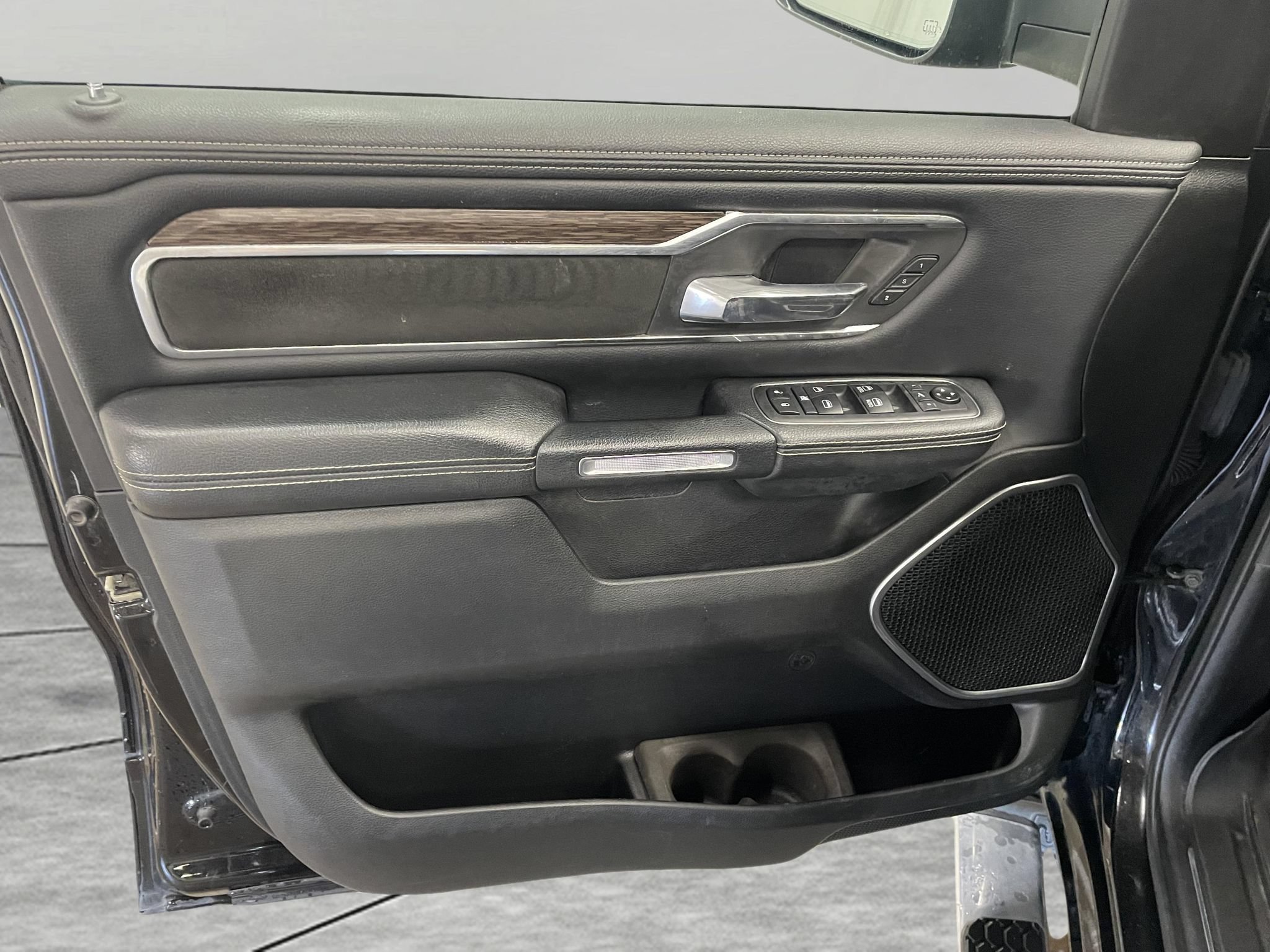 Used 2019 RAM 1500 Laramie AWD/4WD image 9