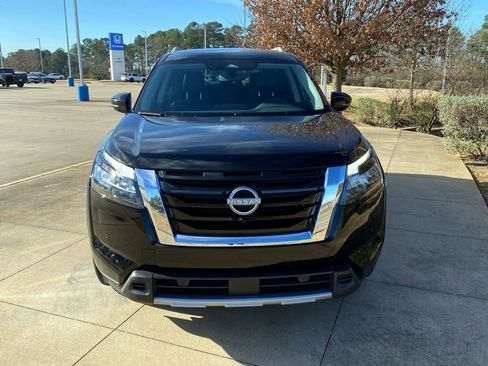 Used 2025 Nissan Pathfinder SL image 2