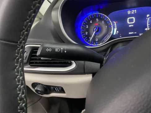 Used 2024 Chrysler Pacifica Touring-L image 23