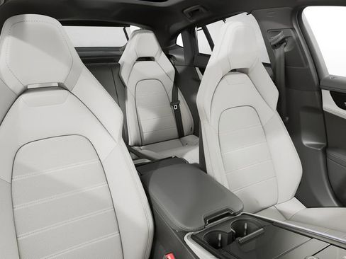 Certified 2025 Porsche Panamera 4S image 5