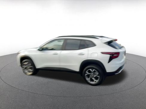 Used 2025 Chevrolet Trax LT w/ LT Convenience Package image 10