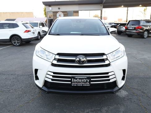 Used 2017 Toyota Highlander LE image 3