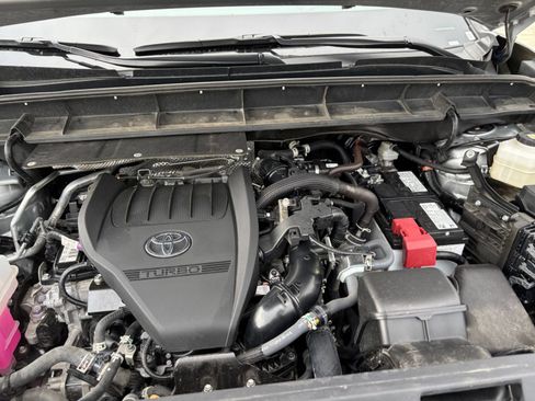 Used 2025 Toyota Highlander LE FWD image 33