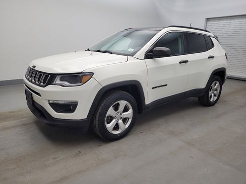 Used 2019 Jeep Compass Latitude w/ Popular Equipment Group AWD/4WD image 2