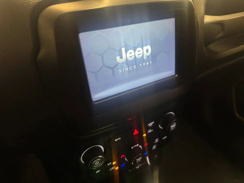Used 2021 Jeep Renegade Latitude FWD image 12
