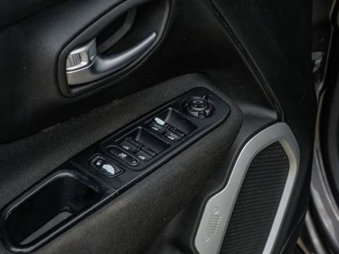 Used 2018 Jeep Renegade Latitude FWD image 45