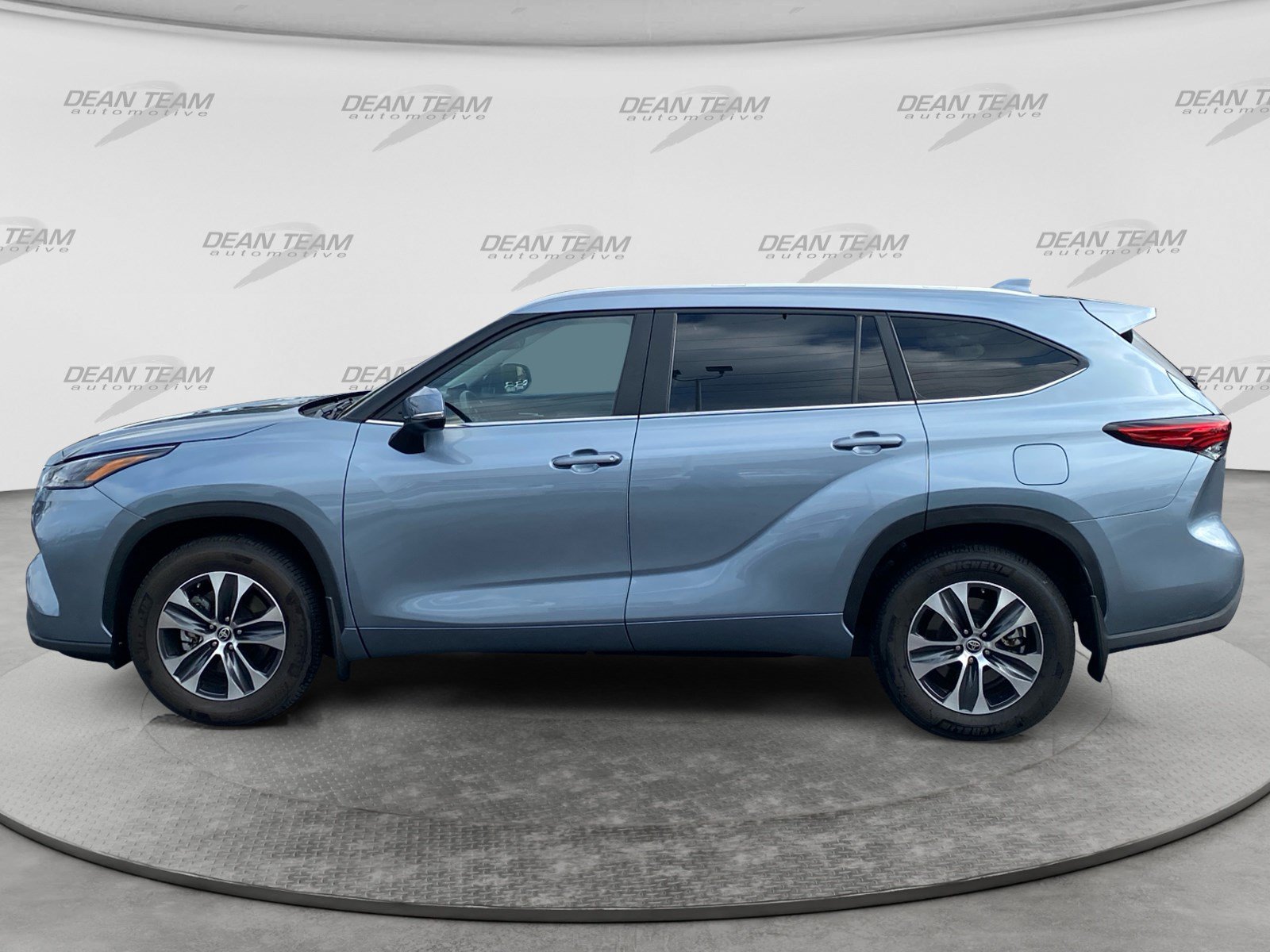 Used 2023 Toyota Highlander XLE AWD/4WD image 4