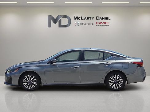 Used 2023 Nissan Altima 2.5 SV w/ SV Premium Package FWD image 2