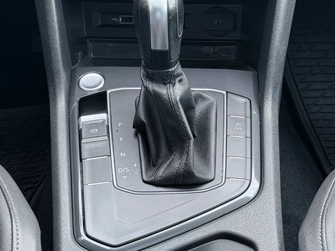 Used 2020 Volkswagen Tiguan SE w/ Panoramic Sunroof Package image 22