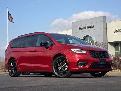 Used 2025 Chrysler Pacifica Limited image 38