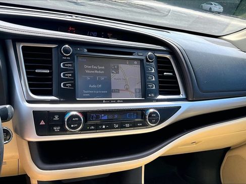 Used 2018 Toyota Highlander XLE AWD/4WD image 32