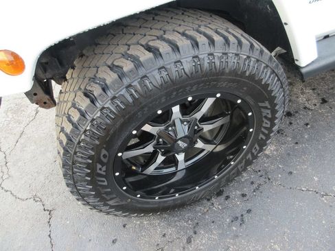 Used 2014 Jeep Wrangler Unlimited Sahara w/ Connectivity Group AWD/4WD image 11
