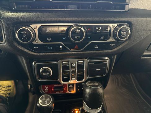 Used 2024 Jeep Wrangler Unlimited image 19