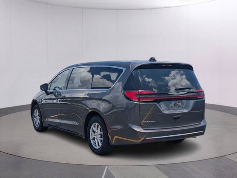 Used 2023 Chrysler Pacifica Touring-L FWD image 3