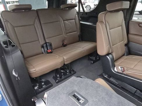 Used 2025 Chevrolet Suburban High Country AWD/4WD image 19