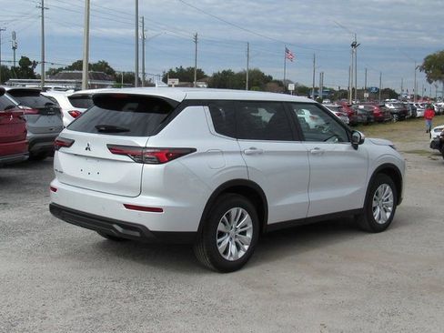 New 2026 Mitsubishi Outlander ES FWD image 3