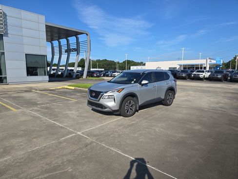 Used 2023 Nissan Rogue SV FWD image 2