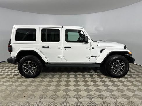 Used 2025 Jeep Wrangler Unlimited Sahara AWD/4WD image 15