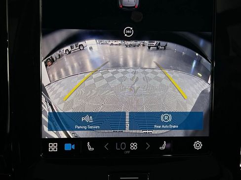 Used 2025 Volvo XC40 B5 Plus image 18