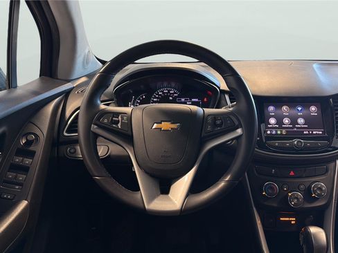 Used 2020 Chevrolet Trax LT w/ LT Convenience Package FWD image 12
