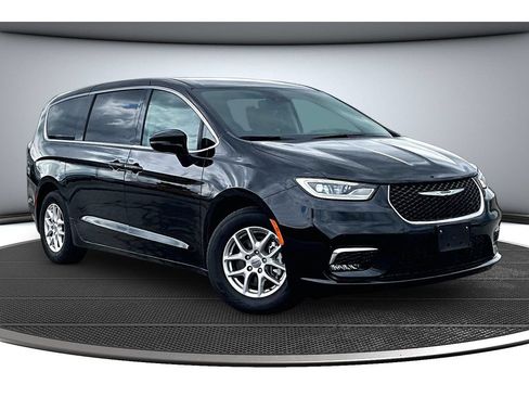 Used 2024 Chrysler Pacifica Touring-L FWD image 2