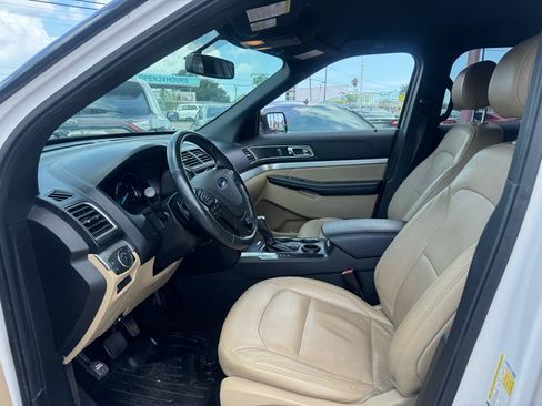 Used 2017 Ford Explorer XLT w/ Equipment Group 202A FWD image 6