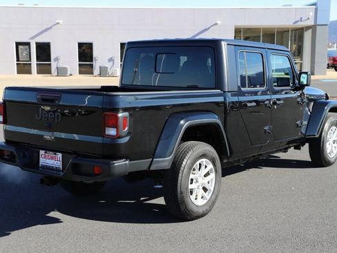 Used 2023 Jeep Gladiator Sport AWD/4WD image 5